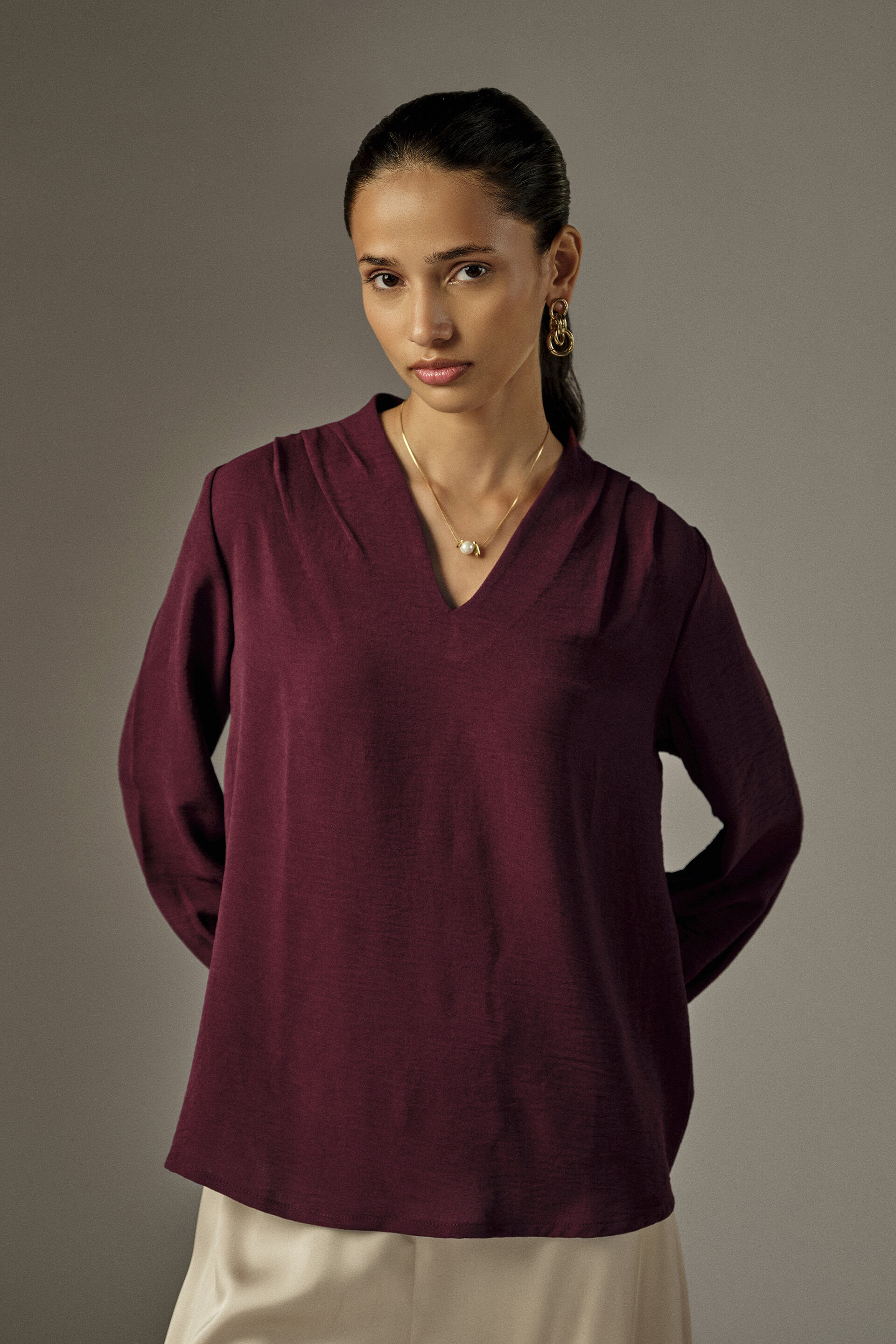 V Neckline Full Sleeves Top in Wine